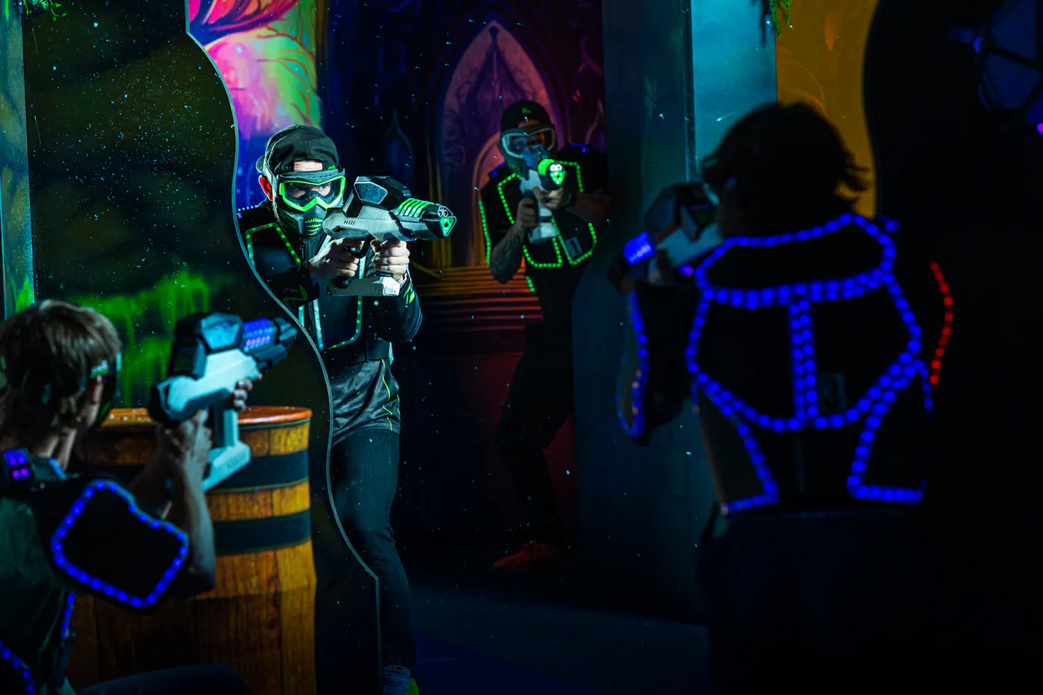 Joueurs de Laser Tag et Gel Blaster dans l'arène NEXUS de GoPlay Arena