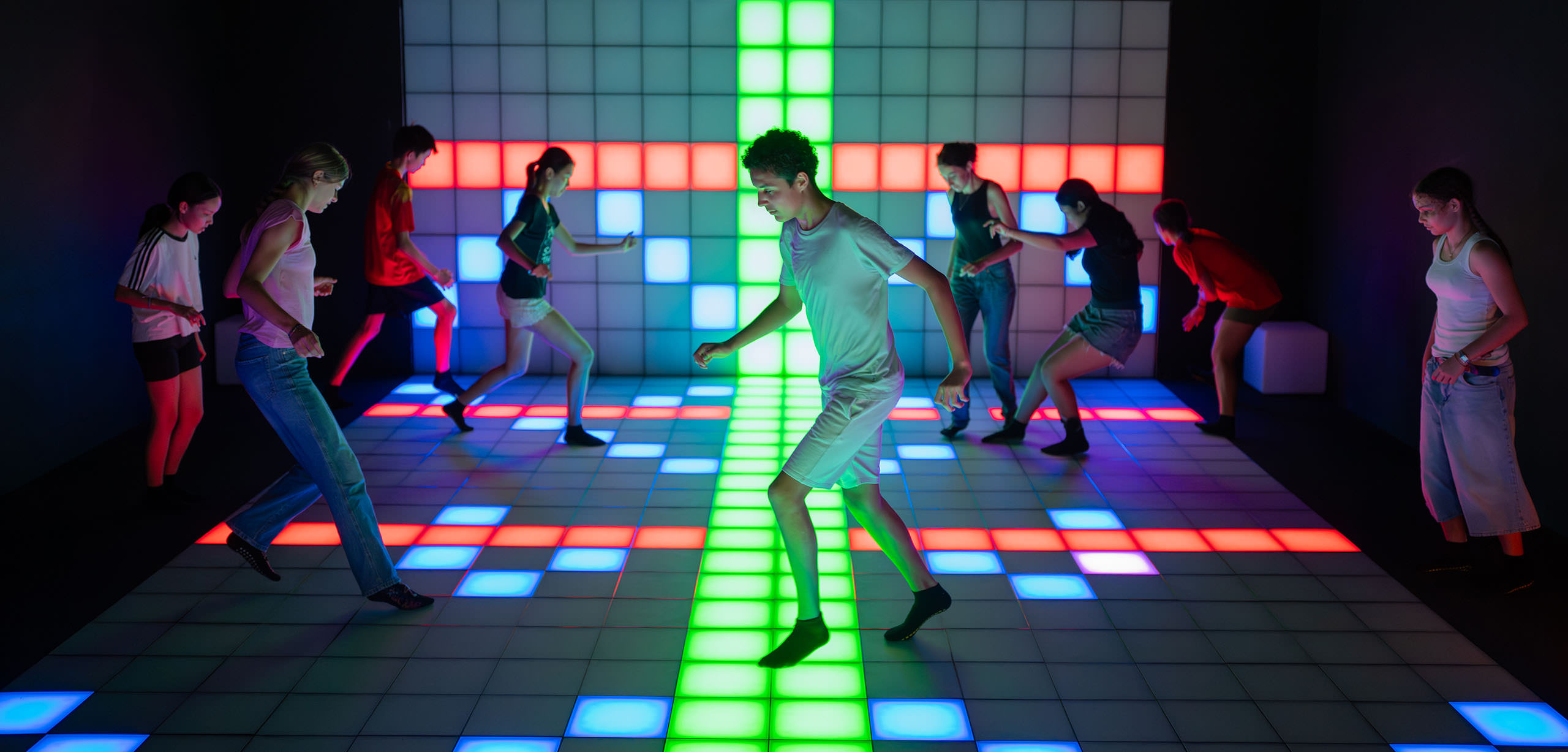 Joueurs sur la piste interactive lumineuse GoPixel