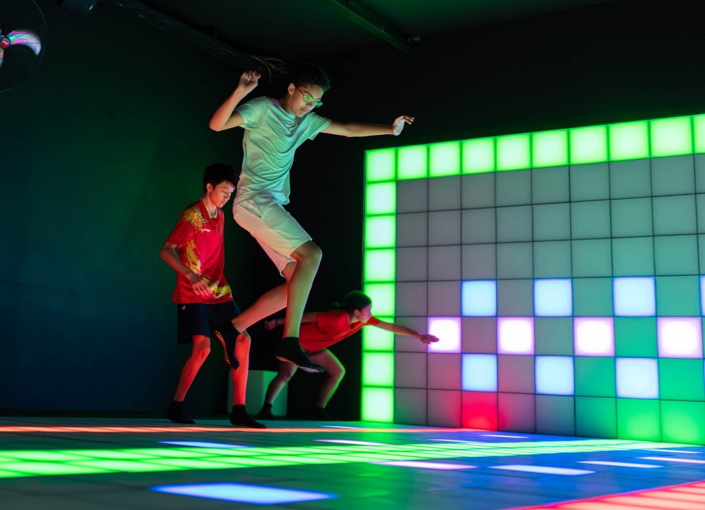 Joueurs sautant sur la piste lumineuse interactive GoPixel